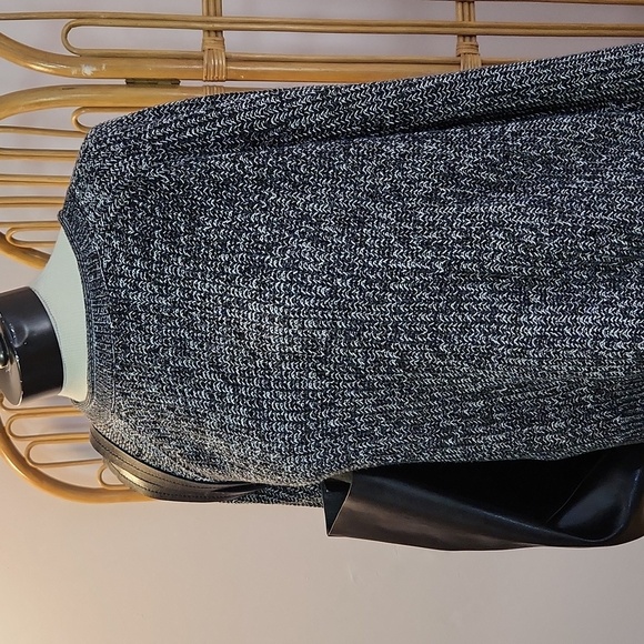 Ellen Tracy black marled sweater L knit crewneck hi lo hem black white comfy - Picture 1 of 14
